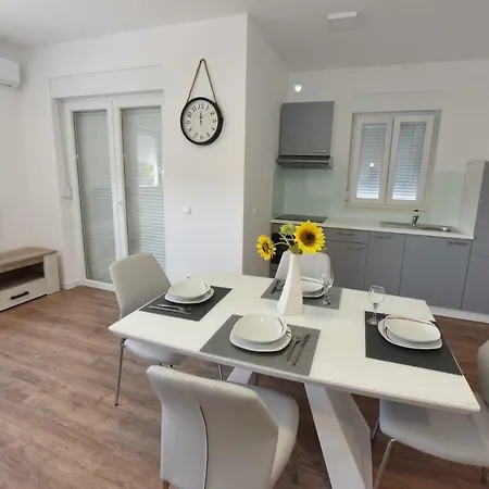 New Apartman Podsolarsko *