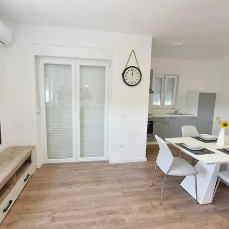 New Apartman Podsolarsko *