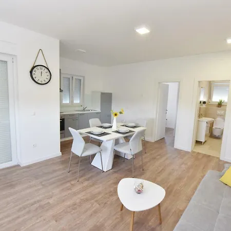 New Apartman Podsolarsko Apartment